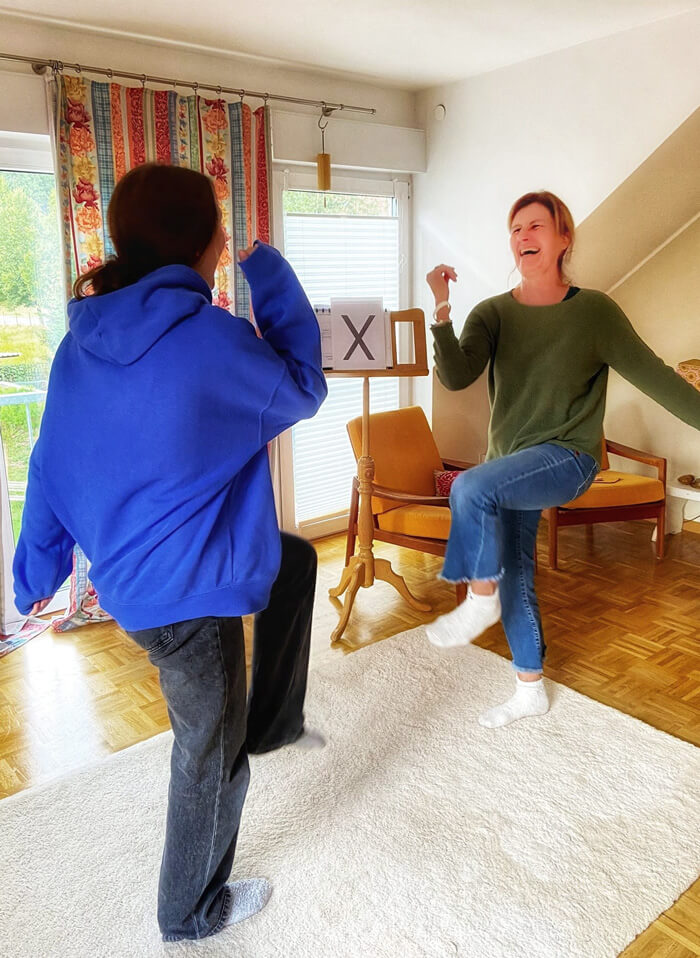 Johanna Bolwin mit einer Klientin, Teenager bei einer Übung zur Kinesiologie.