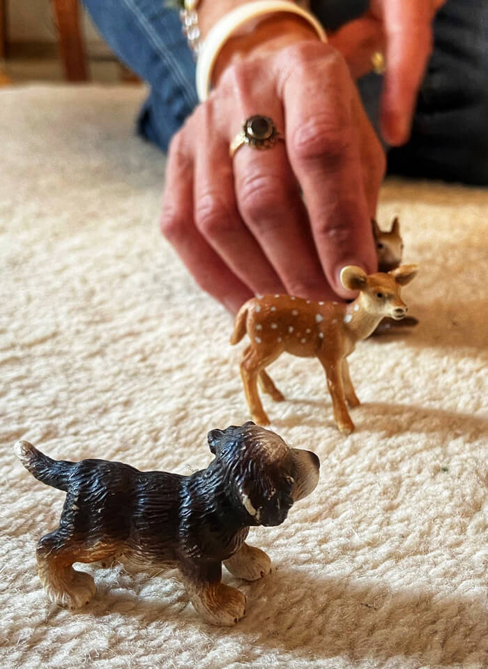 Spielzeugfiguren, ein Hund, ein Reh sind zu sehen.